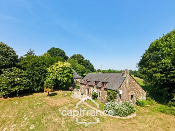 PROPRIÉTÉ DE CARACTÈRE SUR PLUS DE 9 HECTARES – MAISON EN PIERRE DE 235 M², APPARTEMENT INDÉPENDANT, DÉPENDANCE EN PIERRE, PRAIRIES, BOIS ET TROIS ÉTANGS – PROCHE LOUDÉAC