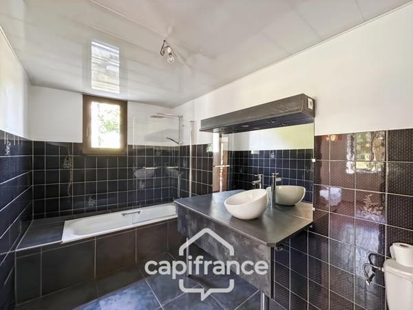 PROPRIÉTÉ DE CARACTÈRE SUR PLUS DE 9 HECTARES – MAISON EN PIERRE DE 235 M², APPARTEMENT INDÉPENDANT, DÉPENDANCE EN PIERRE, PRAIRIES, BOIS ET TROIS ÉTANGS – PROCHE LOUDÉAC