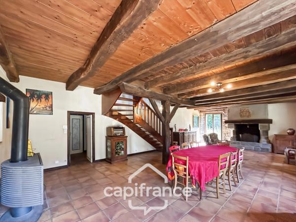 PROPRIÉTÉ DE CARACTÈRE SUR PLUS DE 9 HECTARES – MAISON EN PIERRE DE 235 M², APPARTEMENT INDÉPENDANT, DÉPENDANCE EN PIERRE, PRAIRIES, BOIS ET TROIS ÉTANGS – PROCHE LOUDÉAC