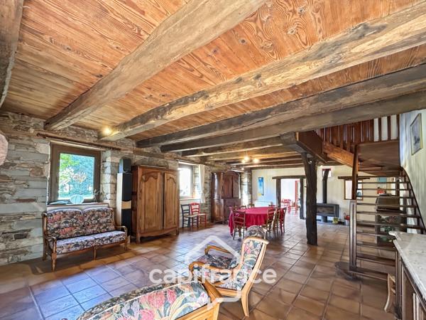 PROPRIÉTÉ DE CARACTÈRE SUR PLUS DE 9 HECTARES – MAISON EN PIERRE DE 235 M², APPARTEMENT INDÉPENDANT, DÉPENDANCE EN PIERRE, PRAIRIES, BOIS ET TROIS ÉTANGS – PROCHE LOUDÉAC