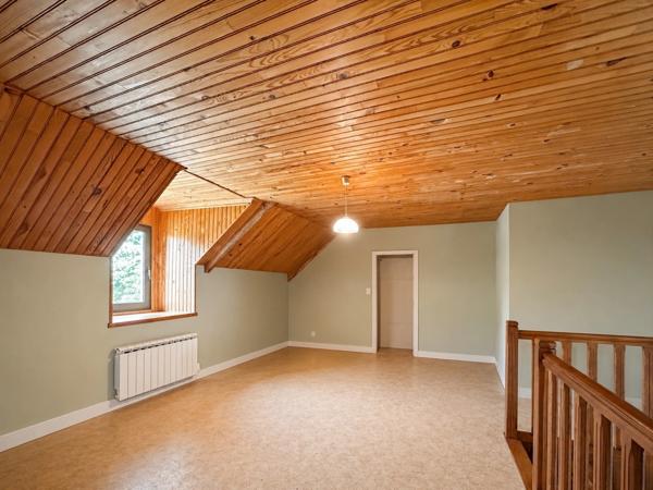 PROPRIÉTÉ DE CARACTÈRE SUR PLUS DE 9 HECTARES – MAISON EN PIERRE DE 235 M², APPARTEMENT INDÉPENDANT, DÉPENDANCE EN PIERRE, PRAIRIES, BOIS ET TROIS ÉTANGS – PROCHE LOUDÉAC