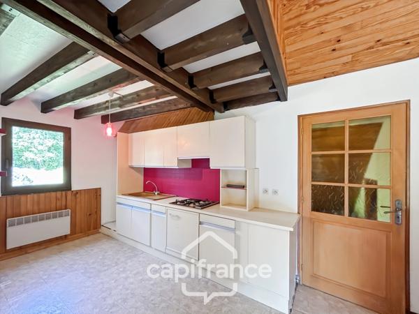 PROPRIÉTÉ DE CARACTÈRE SUR PLUS DE 9 HECTARES – MAISON EN PIERRE DE 235 M², APPARTEMENT INDÉPENDANT, DÉPENDANCE EN PIERRE, PRAIRIES, BOIS ET TROIS ÉTANGS – PROCHE LOUDÉAC
