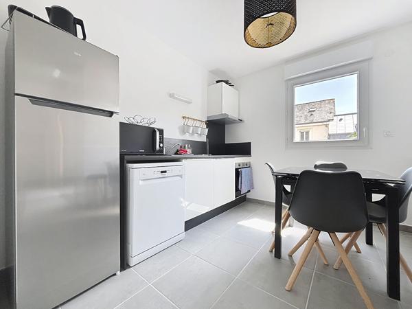A vendre - Pour investisseur, Appartement T3 de 67 m² vendu meublé, avec balcon et parking, dans résidence récente (2021) avec ascenseur "Angers Gare/ Pont Noir"