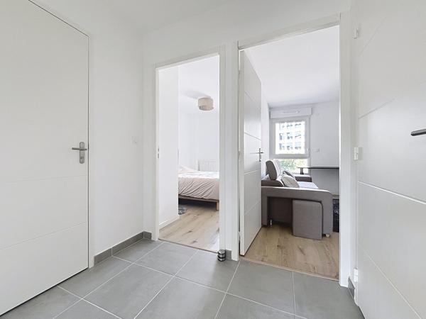 A vendre - Pour investisseur, Appartement T3 de 67 m² vendu meublé, avec balcon et parking, dans résidence récente (2021) avec ascenseur "Angers Gare/ Pont Noir"