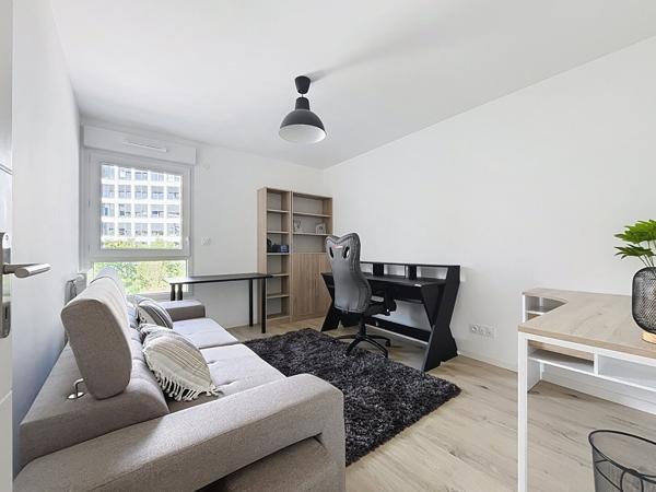 A vendre - Pour investisseur, Appartement T3 de 67 m² vendu meublé, avec balcon et parking, dans résidence récente (2021) avec ascenseur "Angers Gare/ Pont Noir"