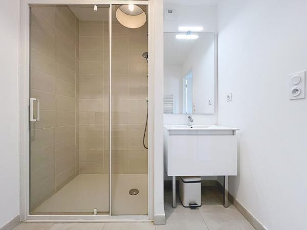 A vendre - Pour investisseur, Appartement T3 de 67 m² vendu meublé, avec balcon et parking, dans résidence récente (2021) avec ascenseur "Angers Gare/ Pont Noir"