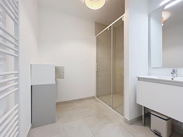 A vendre - Pour investisseur, Appartement T3 de 67 m² vendu meublé, avec balcon et parking, dans résidence récente (2021) avec ascenseur "Angers Gare/ Pont Noir"