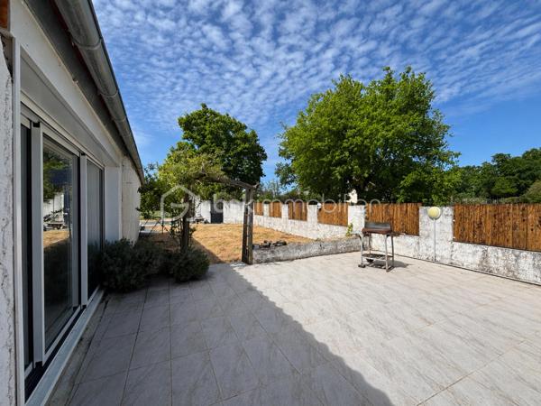 Noëmie Brégeon – BSK Immobilier, conseillère sur le secteur de la Vendée, vous présente cette charmante maison située à La Guyonnière, à seulement 6 km de Montaigu-Vendée, dans un environnement calme et verdoyant.

À moins de 10 minutes de la gare, des commerces, collèges et lycées de Montaigu-Vendée, elle bénéficie d’un emplacement idéal pour profiter de la campagne tout en restant proche des commodités.

Rénovée en grande partie depuis 2021, elle dispose notamment d’une chaudière à granulés, d’une micro-station, d’une toiture rénovée, d’une VMC hygroréglable ainsi que d’environ 80 % de menuiseries remplacées.

La maison offre de beaux volumes et un fort potentiel d’évolution : pièce de vie avec cuisine ouverte, salon avec cheminée (conduit à prévoir), terrasse d’environ 50 m², 4 chambres actuellement, bureau et pièce sous combles aménageable. Une chambre de 22 m² au rez-de-chaussée permet également d’envisager la création d’une suite parentale. La configuration peut permettre d’aller jusqu’à 5 à 6 chambres.

À l’extérieur : grand terrain clos, préau, puits avec pompe, portail électrique et interphone.

Autre atout majeur : le terrain bénéficie d’un CUb positif permettant d’envisager la division et le détachement d’un terrain constructible pour un projet de maison individuelle.

Les + :
• Environnement calme et verdoyant
• Rénovation importante depuis 2021
• 5 à 6 chambres possibles
• Beaux volumes et potentiel d’évolution
• Terrain avec possibilité de division
• CUb positif
• À proximité immédiate de Montaigu-Vendée

Une maison pleine de potentiel, idéale pour une famille ou un projet d’évolution !

Vous souhaitez en savoir plus ou organiser une visite ?
Contactez-moi au 06 63 61 34 66.

Noëmie Brégeon – BSK Immobilier