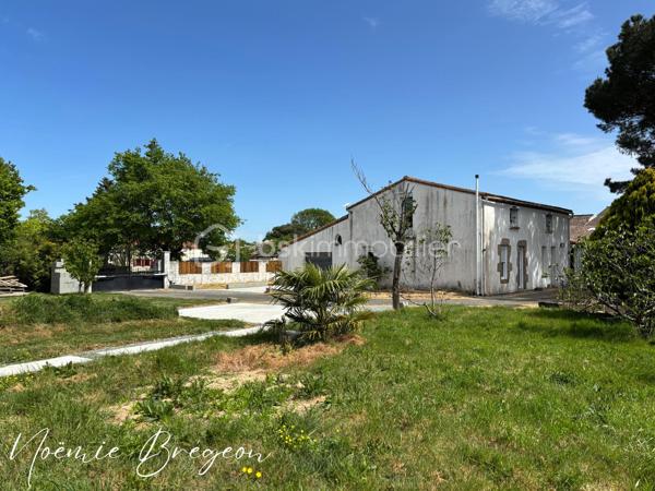 Noëmie Brégeon – BSK Immobilier, conseillère sur le secteur de la Vendée, vous présente cette charmante maison située à La Guyonnière, à seulement 6 km de Montaigu-Vendée, dans un environnement calme et verdoyant.

À moins de 10 minutes de la gare, des commerces, collèges et lycées de Montaigu-Vendée, elle bénéficie d’un emplacement idéal pour profiter de la campagne tout en restant proche des commodités.

Rénovée en grande partie depuis 2021, elle dispose notamment d’une chaudière à granulés, d’une micro-station, d’une toiture rénovée, d’une VMC hygroréglable ainsi que d’environ 80 % de menuiseries remplacées.

La maison offre de beaux volumes et un fort potentiel d’évolution : pièce de vie avec cuisine ouverte, salon avec cheminée (conduit à prévoir), terrasse d’environ 50 m², 4 chambres actuellement, bureau et pièce sous combles aménageable. Une chambre de 22 m² au rez-de-chaussée permet également d’envisager la création d’une suite parentale. La configuration peut permettre d’aller jusqu’à 5 à 6 chambres.

À l’extérieur : grand terrain clos, préau, puits avec pompe, portail électrique et interphone.

Autre atout majeur : le terrain bénéficie d’un CUb positif permettant d’envisager la division et le détachement d’un terrain constructible pour un projet de maison individuelle.

Les + :
• Environnement calme et verdoyant
• Rénovation importante depuis 2021
• 5 à 6 chambres possibles
• Beaux volumes et potentiel d’évolution
• Terrain avec possibilité de division
• CUb positif
• À proximité immédiate de Montaigu-Vendée

Une maison pleine de potentiel, idéale pour une famille ou un projet d’évolution !

Vous souhaitez en savoir plus ou organiser une visite ?
Contactez-moi au 06 63 61 34 66.

Noëmie Brégeon – BSK Immobilier
