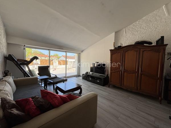 Noëmie Brégeon – BSK Immobilier, conseillère sur le secteur de la Vendée, vous présente cette charmante maison située à La Guyonnière, à seulement 6 km de Montaigu-Vendée, dans un environnement calme et verdoyant.

À moins de 10 minutes de la gare, des commerces, collèges et lycées de Montaigu-Vendée, elle bénéficie d’un emplacement idéal pour profiter de la campagne tout en restant proche des commodités.

Rénovée en grande partie depuis 2021, elle dispose notamment d’une chaudière à granulés, d’une micro-station, d’une toiture rénovée, d’une VMC hygroréglable ainsi que d’environ 80 % de menuiseries remplacées.

La maison offre de beaux volumes et un fort potentiel d’évolution : pièce de vie avec cuisine ouverte, salon avec cheminée (conduit à prévoir), terrasse d’environ 50 m², 4 chambres actuellement, bureau et pièce sous combles aménageable. Une chambre de 22 m² au rez-de-chaussée permet également d’envisager la création d’une suite parentale. La configuration peut permettre d’aller jusqu’à 5 à 6 chambres.

À l’extérieur : grand terrain clos, préau, puits avec pompe, portail électrique et interphone.

Autre atout majeur : le terrain bénéficie d’un CUb positif permettant d’envisager la division et le détachement d’un terrain constructible pour un projet de maison individuelle.

Les + :
• Environnement calme et verdoyant
• Rénovation importante depuis 2021
• 5 à 6 chambres possibles
• Beaux volumes et potentiel d’évolution
• Terrain avec possibilité de division
• CUb positif
• À proximité immédiate de Montaigu-Vendée

Une maison pleine de potentiel, idéale pour une famille ou un projet d’évolution !

Vous souhaitez en savoir plus ou organiser une visite ?
Contactez-moi au 06 63 61 34 66.

Noëmie Brégeon – BSK Immobilier