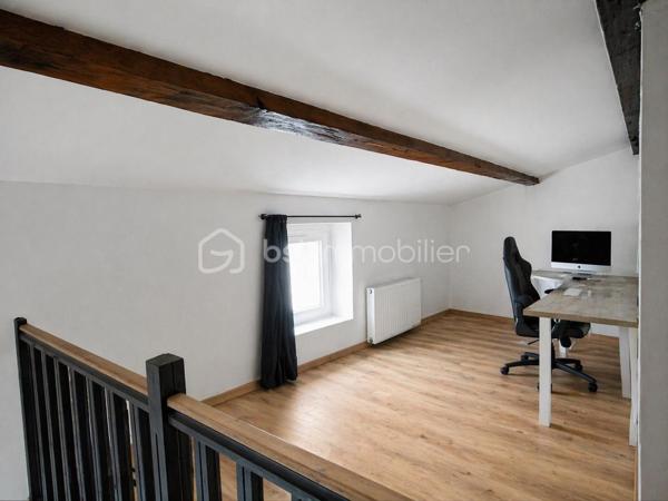 Noëmie Brégeon – BSK Immobilier, conseillère sur le secteur de la Vendée, vous présente cette charmante maison située à La Guyonnière, à seulement 6 km de Montaigu-Vendée, dans un environnement calme et verdoyant.

À moins de 10 minutes de la gare, des commerces, collèges et lycées de Montaigu-Vendée, elle bénéficie d’un emplacement idéal pour profiter de la campagne tout en restant proche des commodités.

Rénovée en grande partie depuis 2021, elle dispose notamment d’une chaudière à granulés, d’une micro-station, d’une toiture rénovée, d’une VMC hygroréglable ainsi que d’environ 80 % de menuiseries remplacées.

La maison offre de beaux volumes et un fort potentiel d’évolution : pièce de vie avec cuisine ouverte, salon avec cheminée (conduit à prévoir), terrasse d’environ 50 m², 4 chambres actuellement, bureau et pièce sous combles aménageable. Une chambre de 22 m² au rez-de-chaussée permet également d’envisager la création d’une suite parentale. La configuration peut permettre d’aller jusqu’à 5 à 6 chambres.

À l’extérieur : grand terrain clos, préau, puits avec pompe, portail électrique et interphone.

Autre atout majeur : le terrain bénéficie d’un CUb positif permettant d’envisager la division et le détachement d’un terrain constructible pour un projet de maison individuelle.

Les + :
• Environnement calme et verdoyant
• Rénovation importante depuis 2021
• 5 à 6 chambres possibles
• Beaux volumes et potentiel d’évolution
• Terrain avec possibilité de division
• CUb positif
• À proximité immédiate de Montaigu-Vendée

Une maison pleine de potentiel, idéale pour une famille ou un projet d’évolution !

Vous souhaitez en savoir plus ou organiser une visite ?
Contactez-moi au 06 63 61 34 66.

Noëmie Brégeon – BSK Immobilier