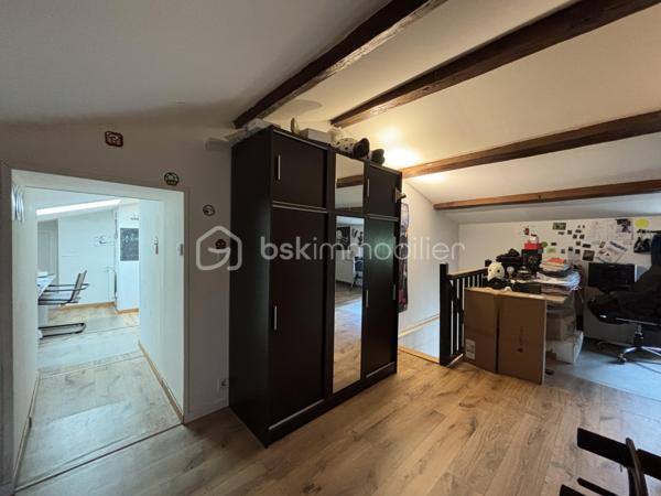 Noëmie Brégeon – BSK Immobilier, conseillère sur le secteur de la Vendée, vous présente cette charmante maison située à La Guyonnière, à seulement 6 km de Montaigu-Vendée, dans un environnement calme et verdoyant.

À moins de 10 minutes de la gare, des commerces, collèges et lycées de Montaigu-Vendée, elle bénéficie d’un emplacement idéal pour profiter de la campagne tout en restant proche des commodités.

Rénovée en grande partie depuis 2021, elle dispose notamment d’une chaudière à granulés, d’une micro-station, d’une toiture rénovée, d’une VMC hygroréglable ainsi que d’environ 80 % de menuiseries remplacées.

La maison offre de beaux volumes et un fort potentiel d’évolution : pièce de vie avec cuisine ouverte, salon avec cheminée (conduit à prévoir), terrasse d’environ 50 m², 4 chambres actuellement, bureau et pièce sous combles aménageable. Une chambre de 22 m² au rez-de-chaussée permet également d’envisager la création d’une suite parentale. La configuration peut permettre d’aller jusqu’à 5 à 6 chambres.

À l’extérieur : grand terrain clos, préau, puits avec pompe, portail électrique et interphone.

Autre atout majeur : le terrain bénéficie d’un CUb positif permettant d’envisager la division et le détachement d’un terrain constructible pour un projet de maison individuelle.

Les + :
• Environnement calme et verdoyant
• Rénovation importante depuis 2021
• 5 à 6 chambres possibles
• Beaux volumes et potentiel d’évolution
• Terrain avec possibilité de division
• CUb positif
• À proximité immédiate de Montaigu-Vendée

Une maison pleine de potentiel, idéale pour une famille ou un projet d’évolution !

Vous souhaitez en savoir plus ou organiser une visite ?
Contactez-moi au 06 63 61 34 66.

Noëmie Brégeon – BSK Immobilier