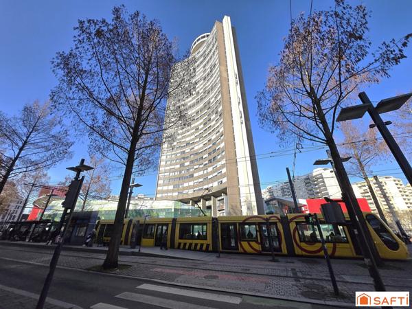 Situé en plein cœur de Mulhouse, au sein de la célèbre Tour de l'Europe, cet appartement de 92 m² en étage élevé offre un cadre de vie unique, alliant confort et vue exceptionnelle.