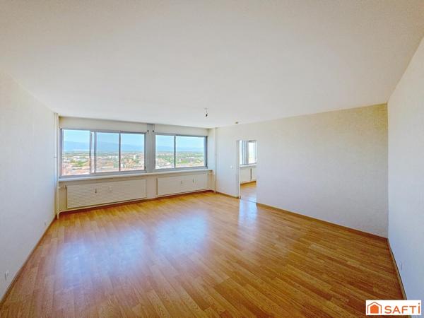 Situé en plein cœur de Mulhouse, au sein de la célèbre Tour de l'Europe, cet appartement de 92 m² en étage élevé offre un cadre de vie unique, alliant confort et vue exceptionnelle.