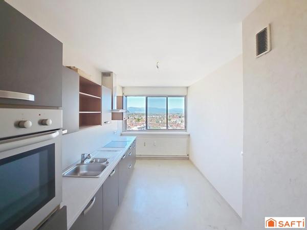 Situé en plein cœur de Mulhouse, au sein de la célèbre Tour de l'Europe, cet appartement de 92 m² en étage élevé offre un cadre de vie unique, alliant confort et vue exceptionnelle.