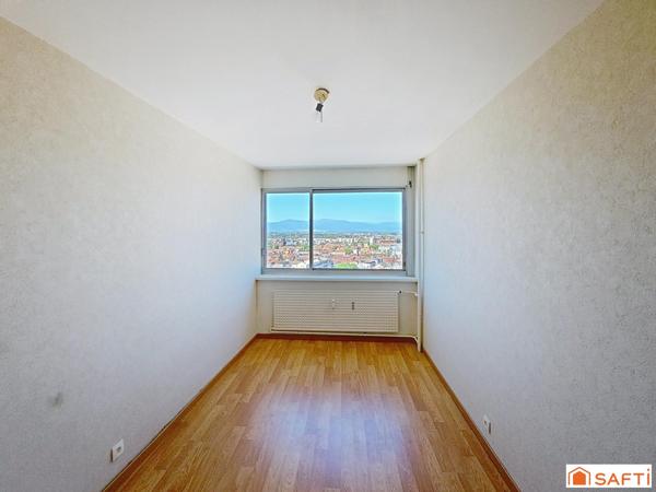 Situé en plein cœur de Mulhouse, au sein de la célèbre Tour de l'Europe, cet appartement de 92 m² en étage élevé offre un cadre de vie unique, alliant confort et vue exceptionnelle.