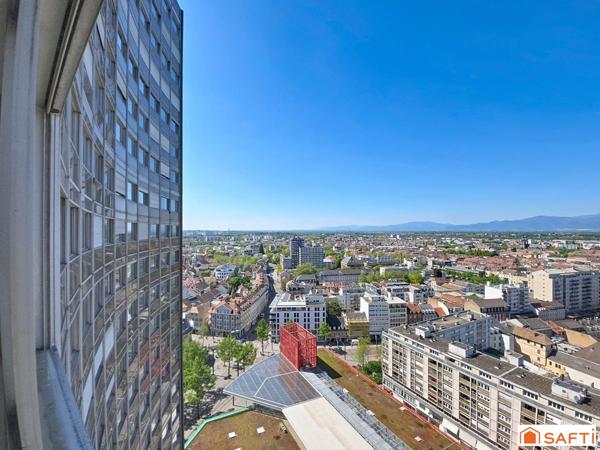 Situé en plein cœur de Mulhouse, au sein de la célèbre Tour de l'Europe, cet appartement de 92 m² en étage élevé offre un cadre de vie unique, alliant confort et vue exceptionnelle.