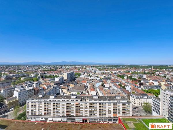 Situé en plein cœur de Mulhouse, au sein de la célèbre Tour de l'Europe, cet appartement de 92 m² en étage élevé offre un cadre de vie unique, alliant confort et vue exceptionnelle.
