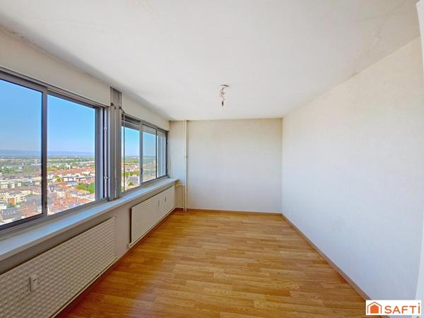 Situé en plein cœur de Mulhouse, au sein de la célèbre Tour de l'Europe, cet appartement de 92 m² en étage élevé offre un cadre de vie unique, alliant confort et vue exceptionnelle.