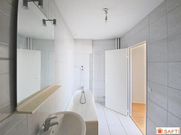 Situé en plein cœur de Mulhouse, au sein de la célèbre Tour de l'Europe, cet appartement de 92 m² en étage élevé offre un cadre de vie unique, alliant confort et vue exceptionnelle.