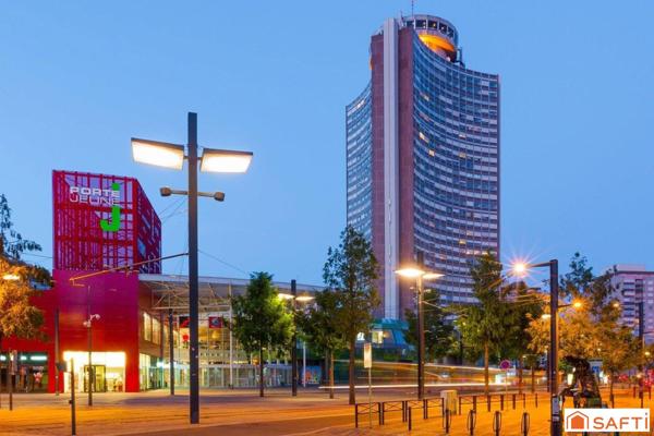 Situé en plein cœur de Mulhouse, au sein de la célèbre Tour de l'Europe, cet appartement de 92 m² en étage élevé offre un cadre de vie unique, alliant confort et vue exceptionnelle.