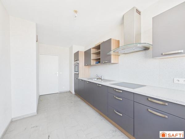 Situé en plein cœur de Mulhouse, au sein de la célèbre Tour de l'Europe, cet appartement de 92 m² en étage élevé offre un cadre de vie unique, alliant confort et vue exceptionnelle.