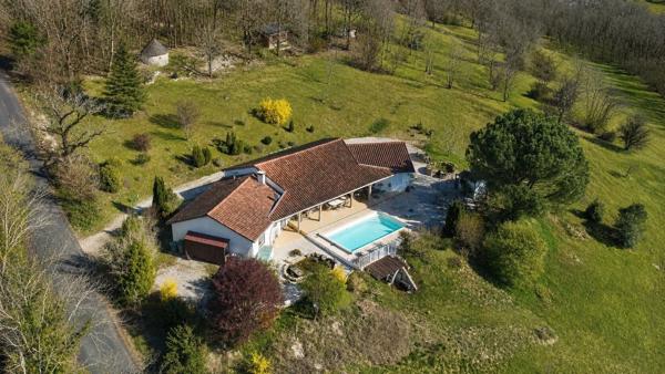 Vente                                                      Maison
                        
                     6 pièces                      165 m2                     à Salviac