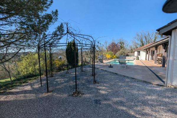 Vente                                                      Maison
                        
                     6 pièces                      165 m2                     à Salviac