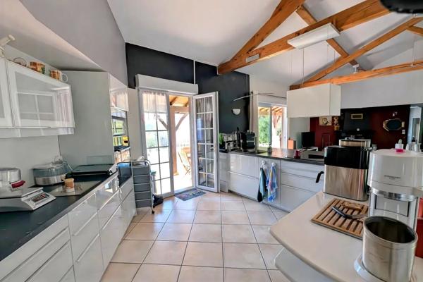 Vente                                                      Maison
                        
                     6 pièces                      165 m2                     à Salviac