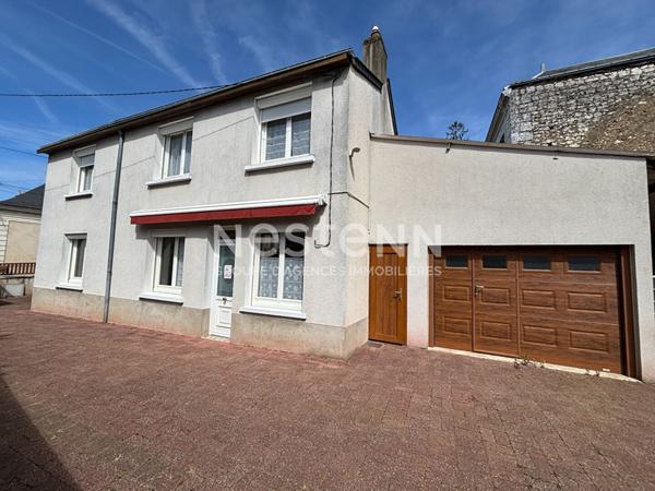 Vente agréable maison de 109.4 m², 2 chambres, cour et garage située dans le centre ville de Montval-sur-Loir (72500)