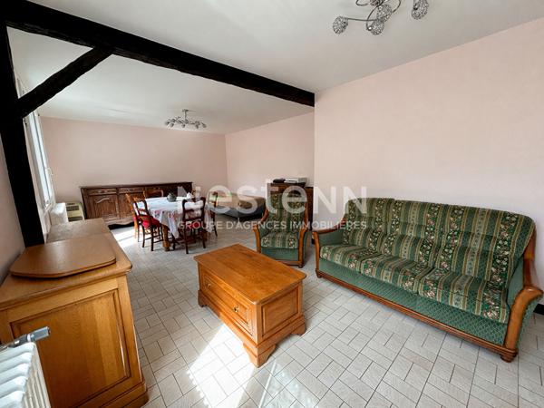 Vente agréable maison de 109.4 m², 2 chambres, cour et garage située dans le centre ville de Montval-sur-Loir (72500)