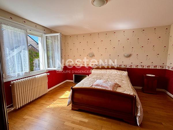 Vente agréable maison de 109.4 m², 2 chambres, cour et garage située dans le centre ville de Montval-sur-Loir (72500)