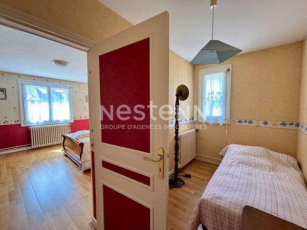 Vente agréable maison de 109.4 m², 2 chambres, cour et garage située dans le centre ville de Montval-sur-Loir (72500)