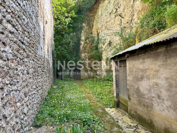 Vente agréable maison de 109.4 m², 2 chambres, cour et garage située dans le centre ville de Montval-sur-Loir (72500)