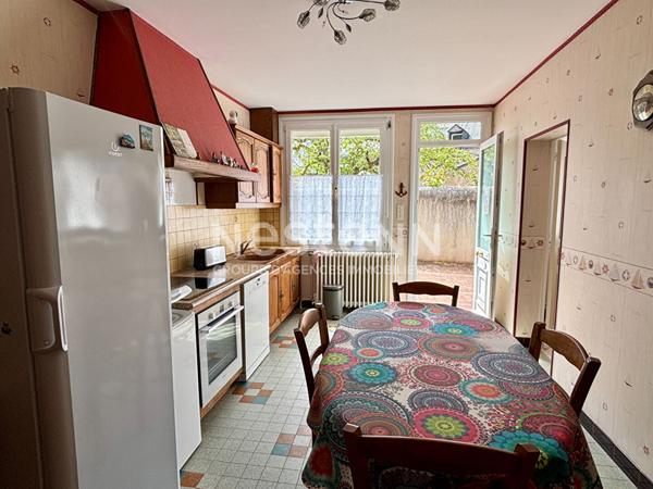 Vente agréable maison de 109.4 m², 2 chambres, cour et garage située dans le centre ville de Montval-sur-Loir (72500)