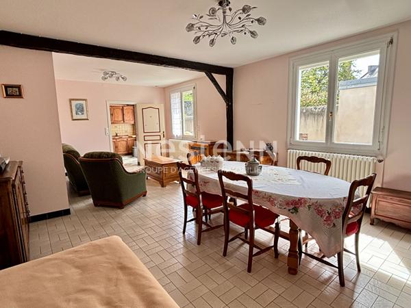 Vente agréable maison de 109.4 m², 2 chambres, cour et garage située dans le centre ville de Montval-sur-Loir (72500)
