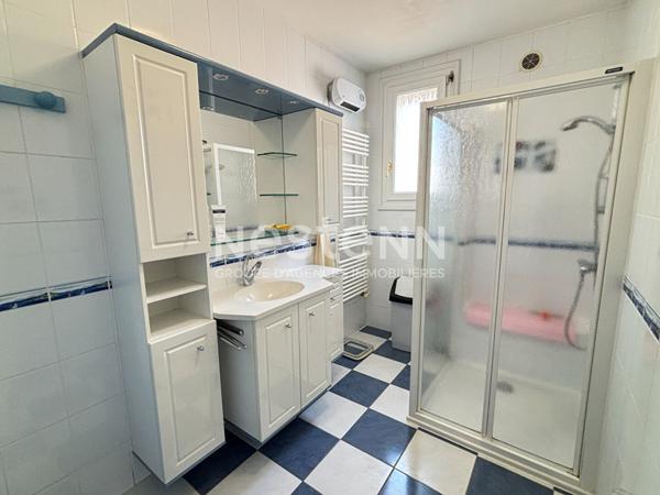 Vente agréable maison de 109.4 m², 2 chambres, cour et garage située dans le centre ville de Montval-sur-Loir (72500)
