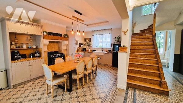 Maison de Charme Authentique du 19ème Siècle Rénovée avec Goût et Élégance