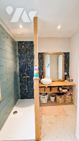 Maison de Charme Authentique du 19ème Siècle Rénovée avec Goût et Élégance