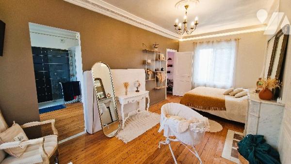 Maison de Charme Authentique du 19ème Siècle Rénovée avec Goût et Élégance