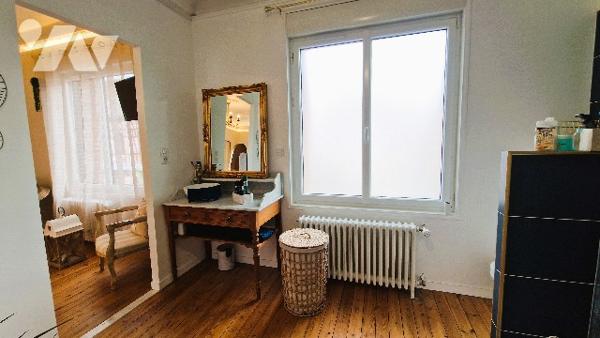 Maison de Charme Authentique du 19ème Siècle Rénovée avec Goût et Élégance