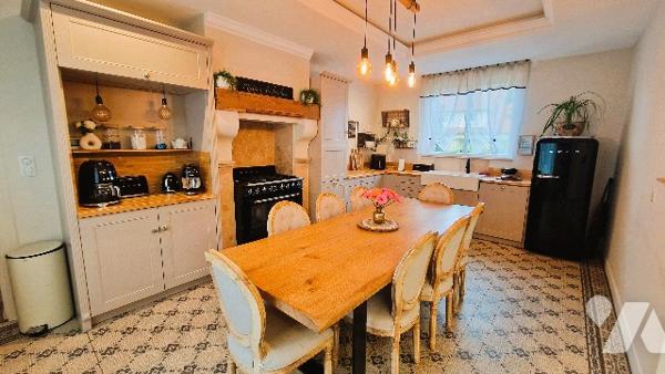 Maison de Charme Authentique du 19ème Siècle Rénovée avec Goût et Élégance