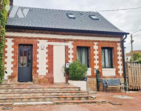 Maison de Charme Authentique du 19ème Siècle Rénovée avec Goût et Élégance