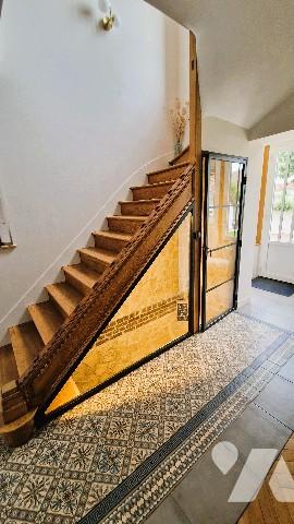 Maison de Charme Authentique du 19ème Siècle Rénovée avec Goût et Élégance