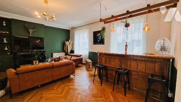 Maison de Charme Authentique du 19ème Siècle Rénovée avec Goût et Élégance