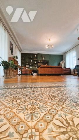 Maison de Charme Authentique du 19ème Siècle Rénovée avec Goût et Élégance