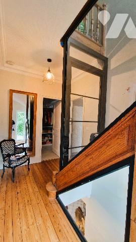 Maison de Charme Authentique du 19ème Siècle Rénovée avec Goût et Élégance