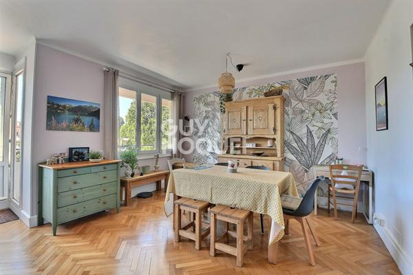 (Visite virtuelle) - A vendre T4 rénové de 84 m2 avec cave et garage à BRON / Les ESSARTS (69500)