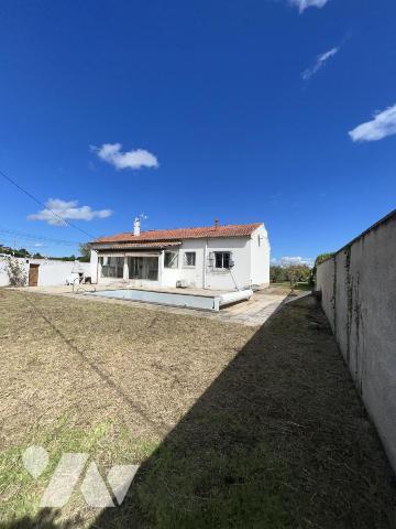 Belle construction traditionnelle sur près de 2 500 m² de terrain avec piscine