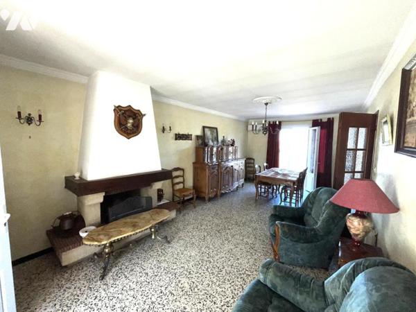 Belle construction traditionnelle sur près de 2 500 m² de terrain avec piscine